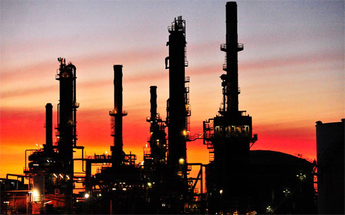 Ngân hàng UBS của Thụy Sỹ cho rằng, nhu cầu tiêu thụ dầu của thế giới 
hiện ở mức 93 triệu thùng/ngày, khiến nguồn cung dư thừa 1,3 triệu 
thùng/ngày. 