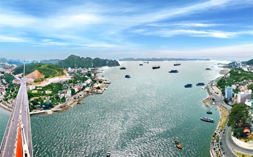 Một góc vịnh Hạ Long. Hai dự án giao thông quan trọng được Quảng Ninh kỳ vọng sẽ giúp tỉnh cải thiện căn bản hạ tầng giao thông.<br>