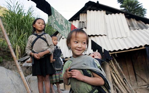 Nguyên nhân chủ yếu của tình trạng tái nghèo lên tới 25 - 30% so với hộ 
thoát nghèo, theo Bộ Lao động - Thương binh và Xã hội, là do thiên tai, bão lũ, hộ có người bị bệnh 
nặng, thiếu lao động, đông con… Bên cạnh đó còn là do ảnh hưởng của 
khủng hoảng kinh tế, người lao động bị mất việc làm, giảm thu nhập dẫn 
đến tái nghèo.