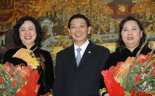 Phó bí thư - Chủ tịch UBND thành phố Nguyễn Thế Thảo chúc mừng hai tân Phó bí thư Thành uỷ.<br>