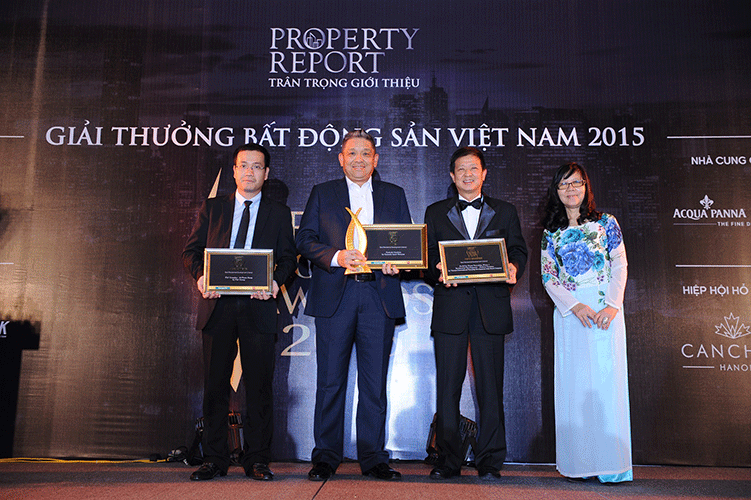 Ông Cheong Ho Kuan, Tổng giám đốc Gamuda Land Việt Nam (giữa) nhận giải thưởng "Bất động sản Việt Nam 2015".<br>