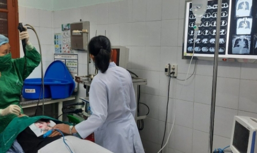 Ho sặc khi ăn khiến hạt hồng xiêm kẹt trong đường thở