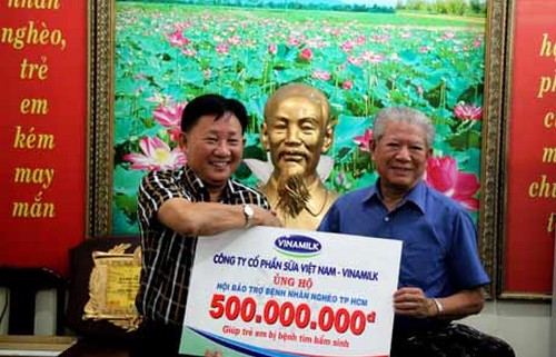 Ông Nguyễn Thanh Tú - Chủ tịch Công đoàn Vinamilk (bên trái) đại diện công ty trao tặng 500 triệu đồng cho ông Trần Thành Long - Chủ tịch Hội Bảo trợ Bệnh nhân nghèo Tp.HCM để giúp trẻ em bị bệnh tim bẩm sinh.