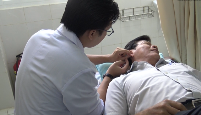 Nhĩ châm: phương pháp mới giúp cai nghiện thuốc lá - Ảnh 1.