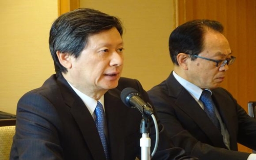 Ông&nbsp;<span style="font-family: &quot;Times New Roman&quot;; font-size: 14.6667px;">Shin Dong Joo trong buổi họp báo ngày 21/4 tại Tokyo. Ảnh: Nikkei.</span>