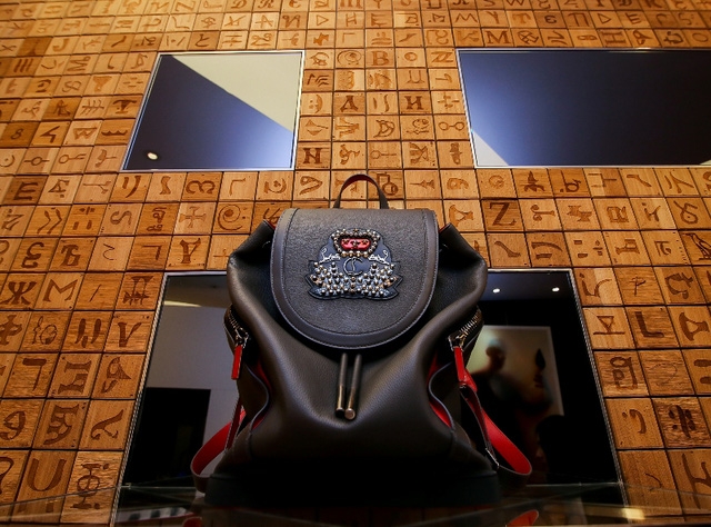 Christian Louboutin ra mắt 4 bộ sưu tập Thu Đông đẳng cấp vừa về Việt Nam - Ảnh 6.