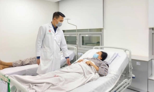 Phẫu thuật cắt bỏ khối u mỡ khổng lồ ở bả vai nữ bệnh nhân