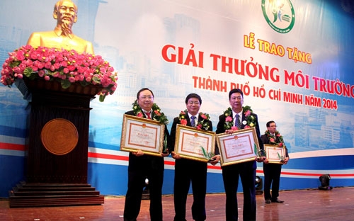 Đại diện 3 Nhà máy của Vinamilk nhận giải thưởng môi trường của Tp.HCM năm 2014.