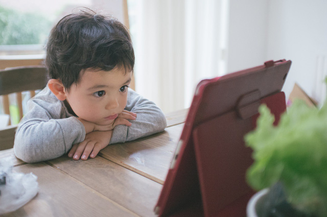 Không nên cho trẻ tiếp xúc sớm với công nghệ - Ảnh 1.