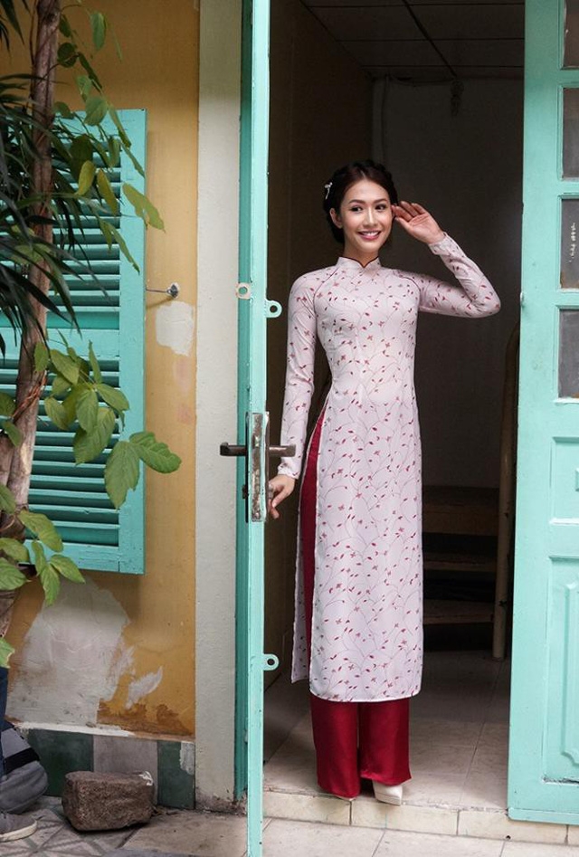 Đón Tết với những mẫu áo dài kiểu “Cô Ba Tân Thời” - Ảnh 7.