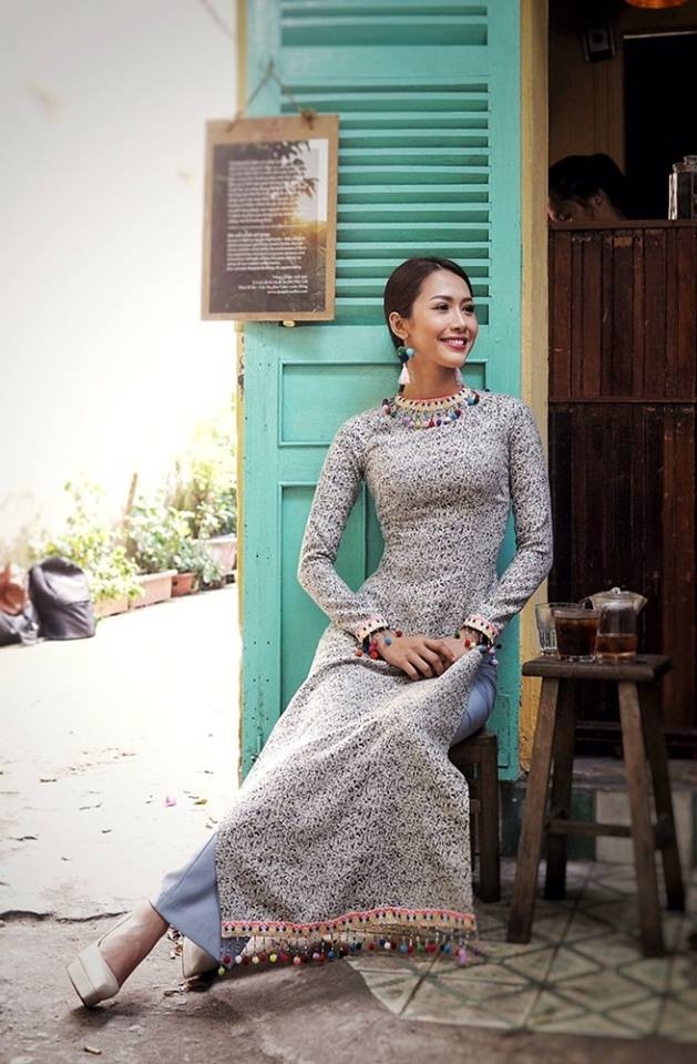 Đón Tết với những mẫu áo dài kiểu “Cô Ba Tân Thời” - Ảnh 2.