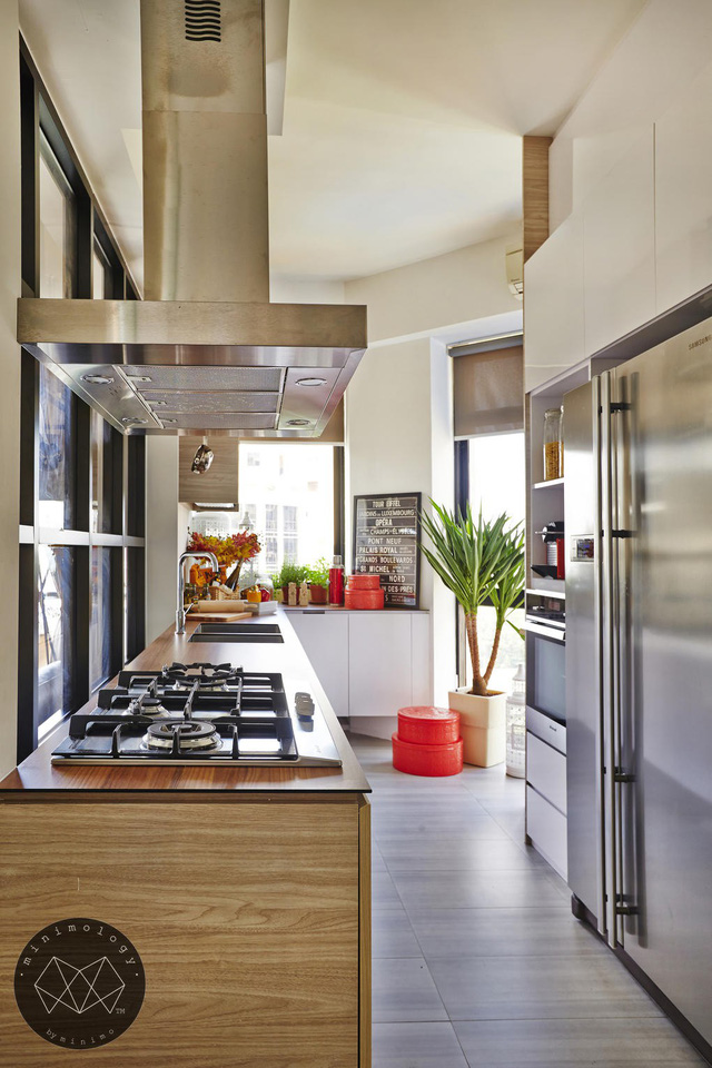 Vách kính trong căn hộ sắc màu - Ảnh 5.