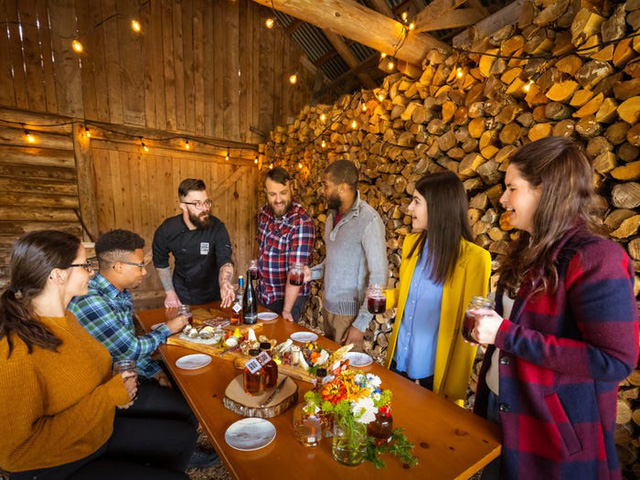 Ghé thăm một trang trại ở Canada để nếm thử xi-rô phong - Ảnh 2.