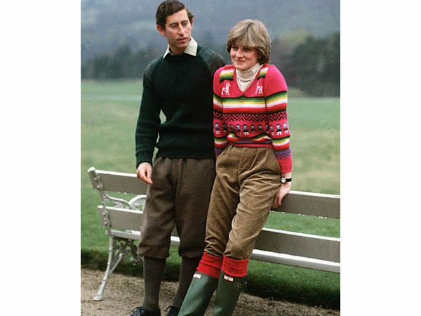3 mẫu áo len Công nương Diana từng diện giờ đang hot trở lại - Ảnh 2.