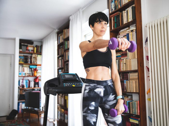 Huấn luyện viên thể hình gợi ý những bài tập tốt nhất trong không gian hẹp - Ảnh 2.