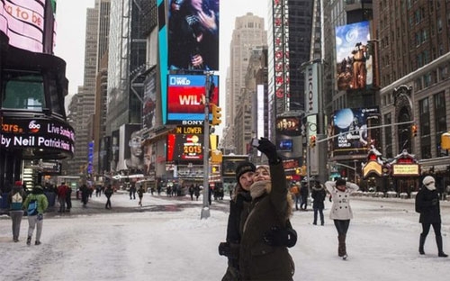 Lo ngại một trận bão tuyết lịch sử, chính quyền thành phố New York đã áp
 lệnh cấm lái xe, đóng cửa các trường học, và có một động thái chưa từng
 có tiền lệ là đóng cửa hệ thống tàu điện ngầm - Ảnh: Reuters/BBC.<br>
