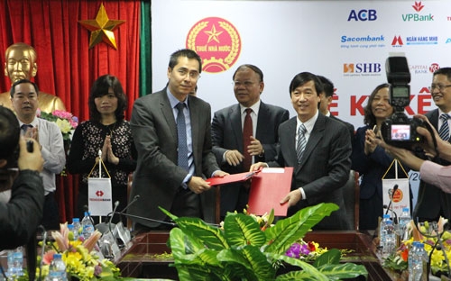 Tất cả các hoạt động khai báo và nộp thuế được thực hiện thông qua kênh 
trực tuyến do Tổng cục thuế phối hợp với Techcombank cung cấp đến khách 
hàng. 