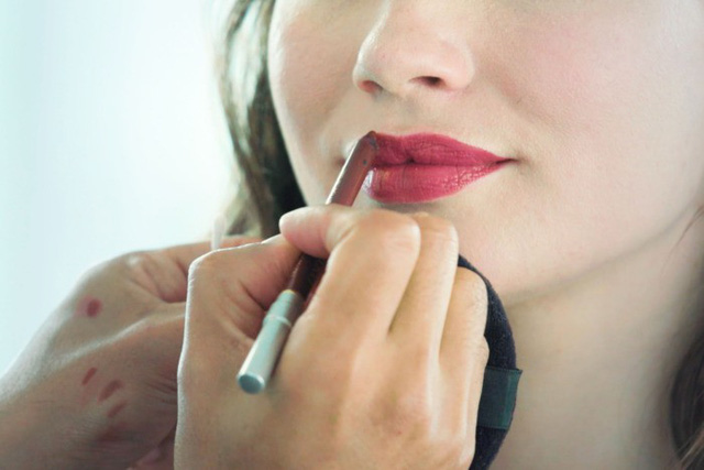 5 bước để có một đôi môi tô son đỏ hoàn hảo - Ảnh 4.