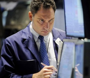 Chứng khoán Mỹ đã mất điểm trong ngày giao dịch đầu tuần do sự giảm điểm của khối bán lẻ, năng lượng... - Ảnh: AP.