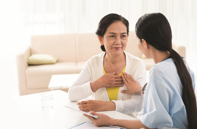 Bệnh tim mạch ở phụ nữ: Cẩn trọng thời kỳ mãn kinh - Ảnh 1.