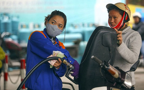 Giá xăng sẽ giảm 310 đồng, từ 17.880 đồng/lít xuống 17.570 đồng/lít từ 16h30.<br>