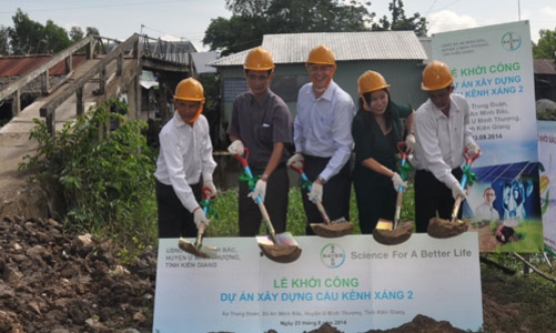 Doanh nghiệp và người dân chung tay xây cầu nông thôn