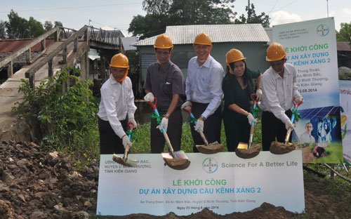 Ông David Champion (giữa), Tổng giám đốc Bayer Việt Nam cùng đại diện UBND xã An Minh Bắc tại lễ khởi công xây dựng cây cầu mới cho 
người dân địa phương.<br>