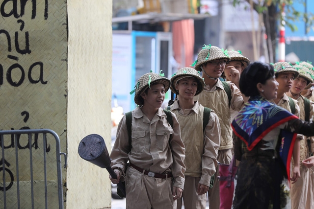 Tái hiện ký ức Hà Nội đón mừng đoàn quân giải phóng - Ảnh 3.