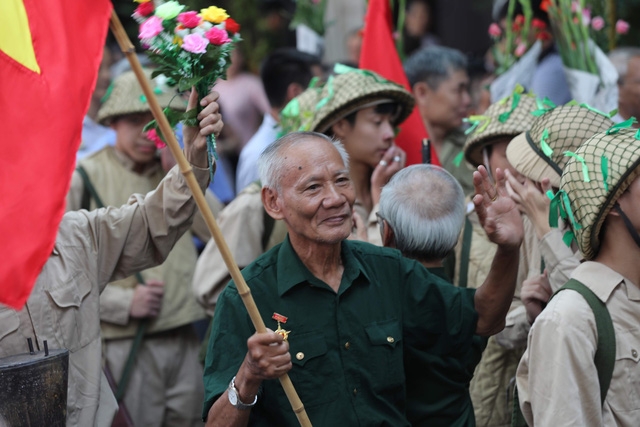 Tái hiện ký ức Hà Nội đón mừng đoàn quân giải phóng - Ảnh 6.