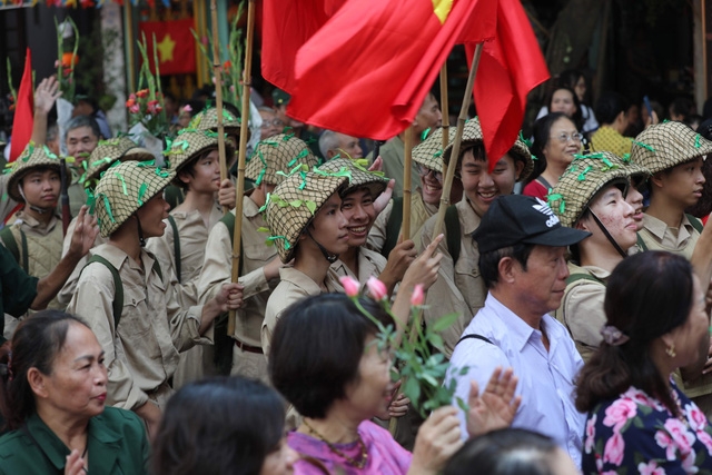Tái hiện ký ức Hà Nội đón mừng đoàn quân giải phóng - Ảnh 7.