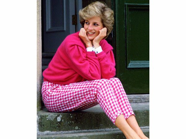 3 mẫu áo len Công nương Diana từng diện giờ đang hot trở lại - Ảnh 3.