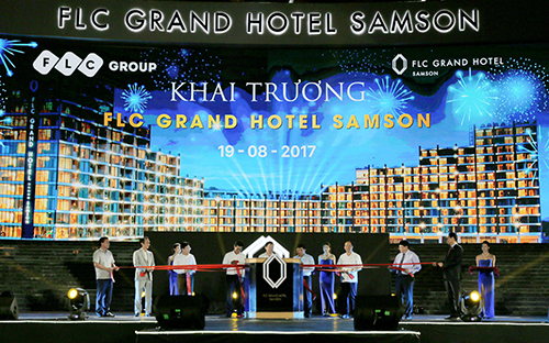 Lãnh đạo các cơ quan, ban, ngành, chính quyền trung ương và địa phương, Tập đoàn FLC và ban quản lý khách sạn thực hiện nghi thức khai trương FLC Grand Hotel Samson.