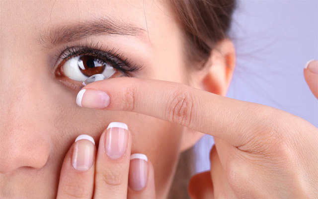 7 lưu ý trang điểm khi đeo kính áp tròng - Ảnh 2.