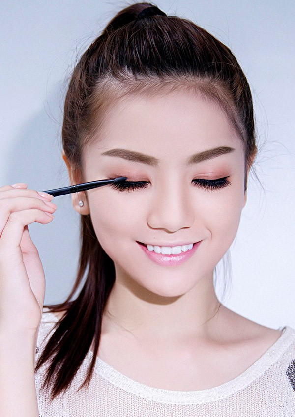 6 mẹo trang điểm giúp khuôn mặt thon gọn hơn - Ảnh 1.