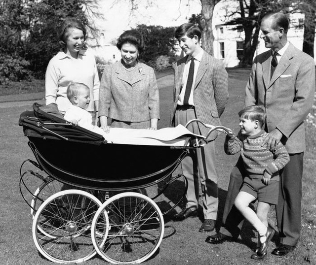 Những tấm thiệp Giáng sinh đẹp nhất qua các năm của hoàng gia Anh - Ảnh 4.