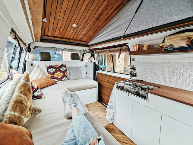 Một gia đình ở Hà Lan đã biến chiếc xe tải của họ thành ngôi nhà nhỏ phóng túng - Ảnh 4.