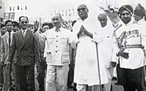 Chủ tịch Hồ Chí Minh trong một chuyến công du quốc tế.<br>