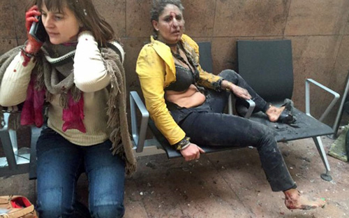 Các nạn nhân của vụ nổ tại sân bay. Nhà chức trách xác nhận hai vụ nổ xảy ra ở sân bay là hành động đánh bom tự sát - Ảnh: AP.<br>