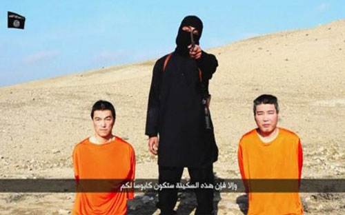 Hình ảnh trong đoạn băng video của IS dọa hành quyết hai con tin người Nhật - Ảnh: Reuters.<br>