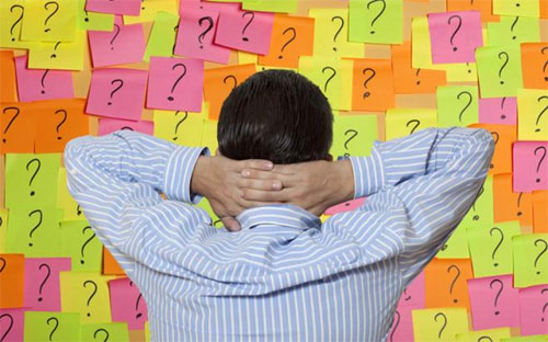 Qua tìm hiểu thực tế tại một số ngân hàng, việc tái cơ cấu nhân lực của 
nhà băng diễn ra khá “khốc liệt”. Một số ngân hàng đã đẩy mạnh sa thải 
nhân viên có liên quan đến nợ xấu (giảm lương, ép chỉ tiêu thu hồi nợ, 
trong một thời gian cam kết không thu hồi được nợ sẽ mất việc). 