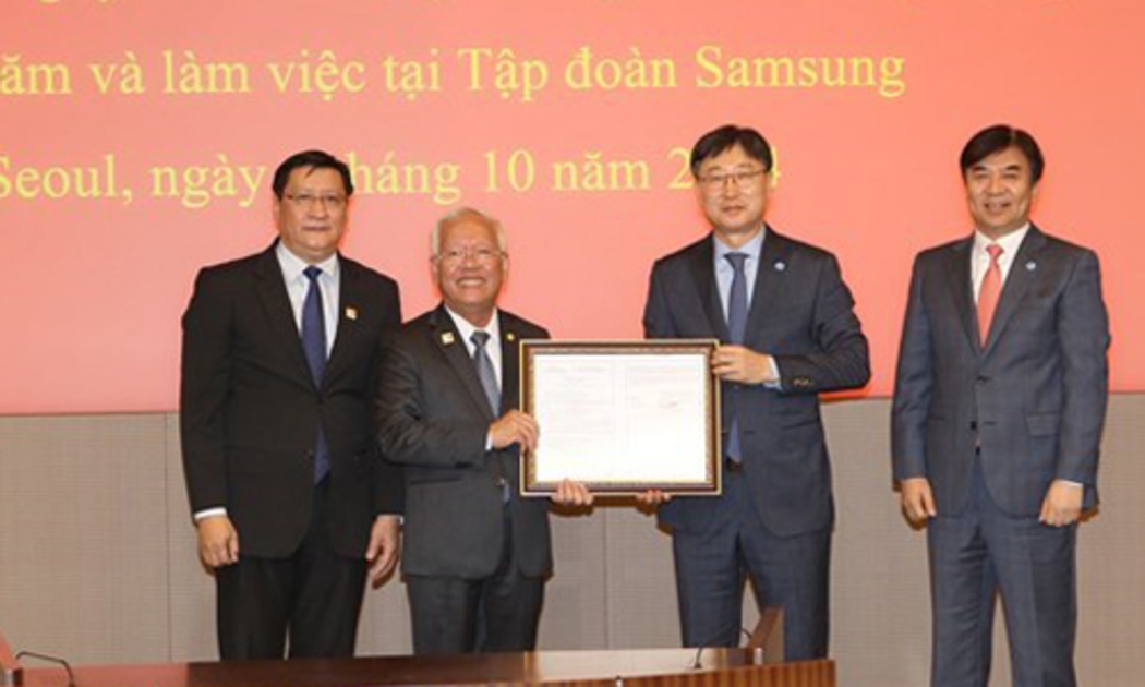 Lễ trao giấy phép cho dự án đầu tư của Samsung tại Tp.HCM. Câu chuyện mở rộng đầu tư của Samsung tiếp tục là một điểm nhấn đáng chú ý trong bức tranh toàn cảnh về FDI năm 2014.<br>