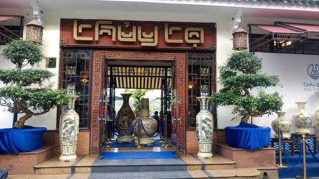 Du khách thích thú ngắm gốm Chu Đậu bên hồ Gươm - Ảnh 3.