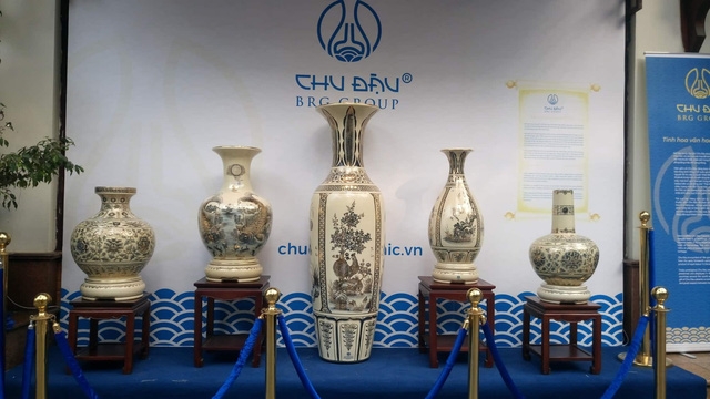 Du khách thích thú ngắm gốm Chu Đậu bên hồ Gươm - Ảnh 4.