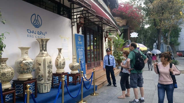 Du khách thích thú ngắm gốm Chu Đậu bên hồ Gươm - Ảnh 1.