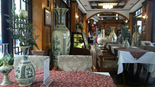 Du khách thích thú ngắm gốm Chu Đậu bên hồ Gươm - Ảnh 2.