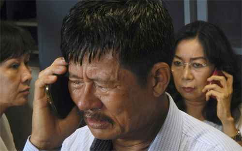 Người thân của hành khách trên chuyến bay QZ8501 lo lắng đợi chờ thông tin tại sân bay Juanda, thành phố Surabaya, Indonesia - Ảnh: Reuters.<br>