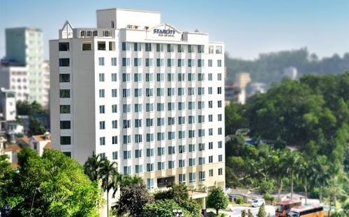 Nằm trong khuôn viên của khách sạn, nhà hàng Givral cùng 2 phòng
 VIP cung cấp cho khách hàng địa điểm để tổ chức 
những buổi hội nghị, hay tiệc chiêu đãi riêng tư với thực đơn Á - 
Âu phong phú. <br>