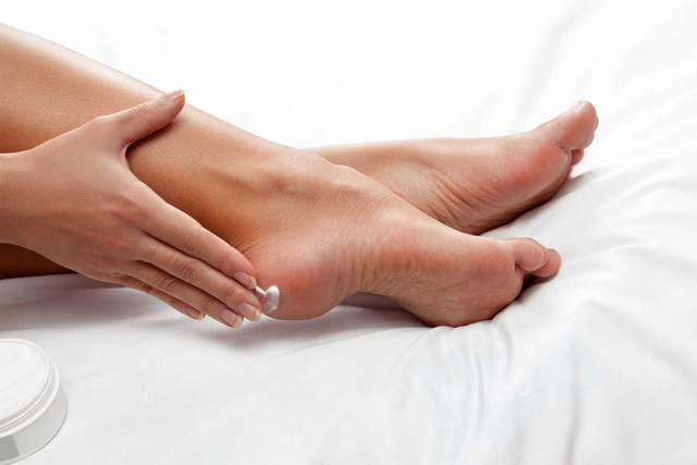 Mẹo hay trị nứt gót chân mùa khô lạnh - Ảnh 1.