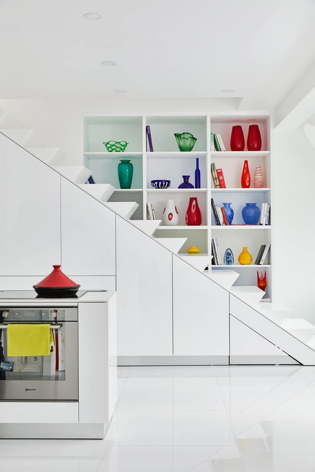 Căn hộ trắng toàn tập làm nền cho đồ nội thất màu neon - Ảnh 1.