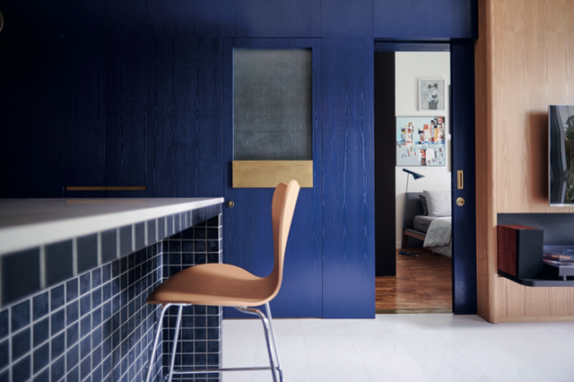 Căn hộ nhỏ ấn tượng với sắc xanh biển sâu - Ảnh 3.